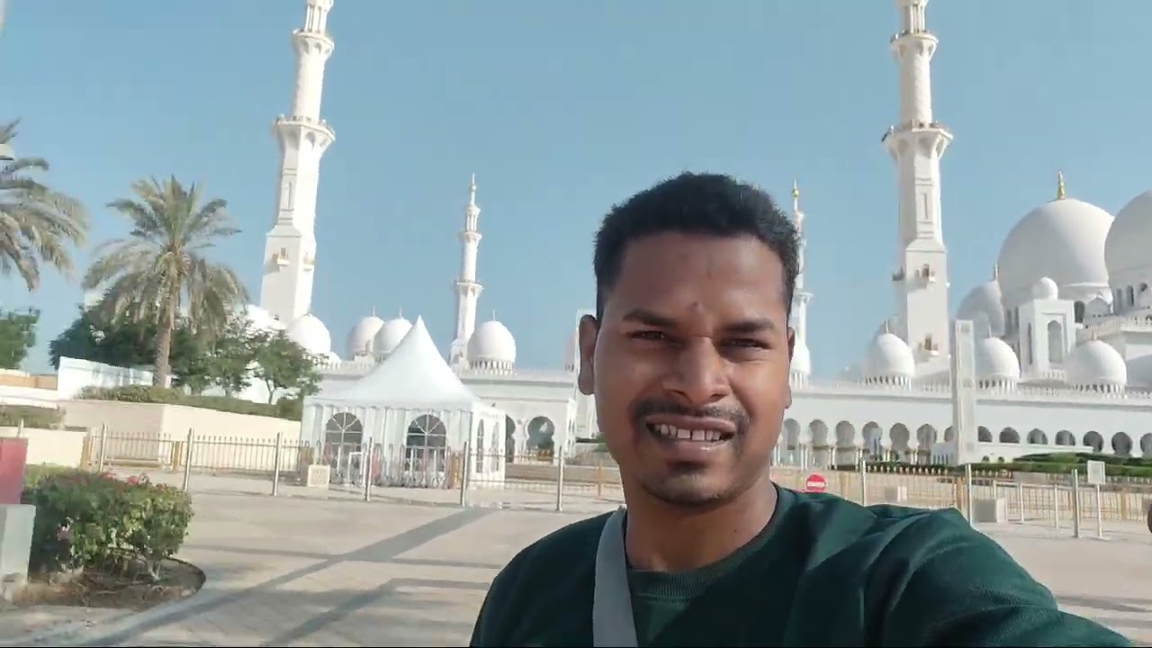@ Dubai Mosque ke Aangan Mein Ek Yaad