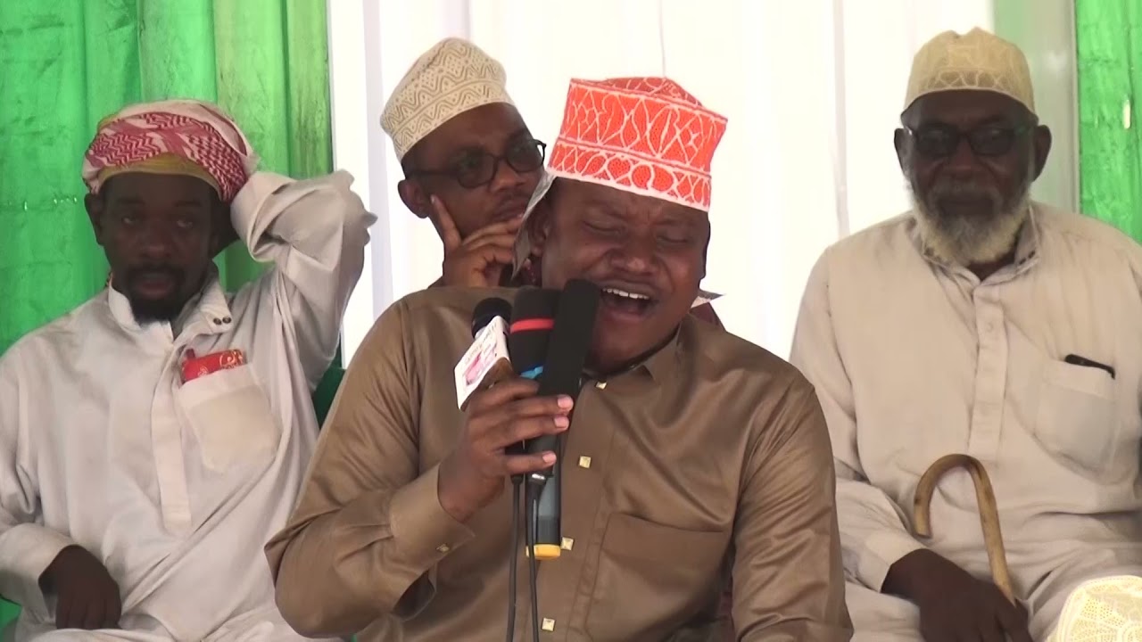 QARY JUMA KINYASI SURAT ALIPOSOMA  TAWBA KTK HADHARA YA MAULID YA WILAYA YA UBUNGO MBURAHATI KIFA.