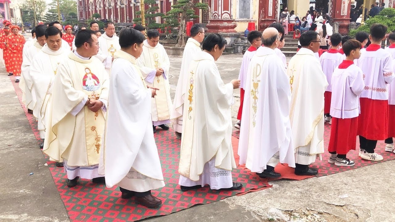 Đón Đoàn Lễ Nghi Vào Dâng Thánh Lễ Đồng Tế Tại Nhà Thờ Giáo Xứ Tang Điền Giáo Phận Bùi Chu