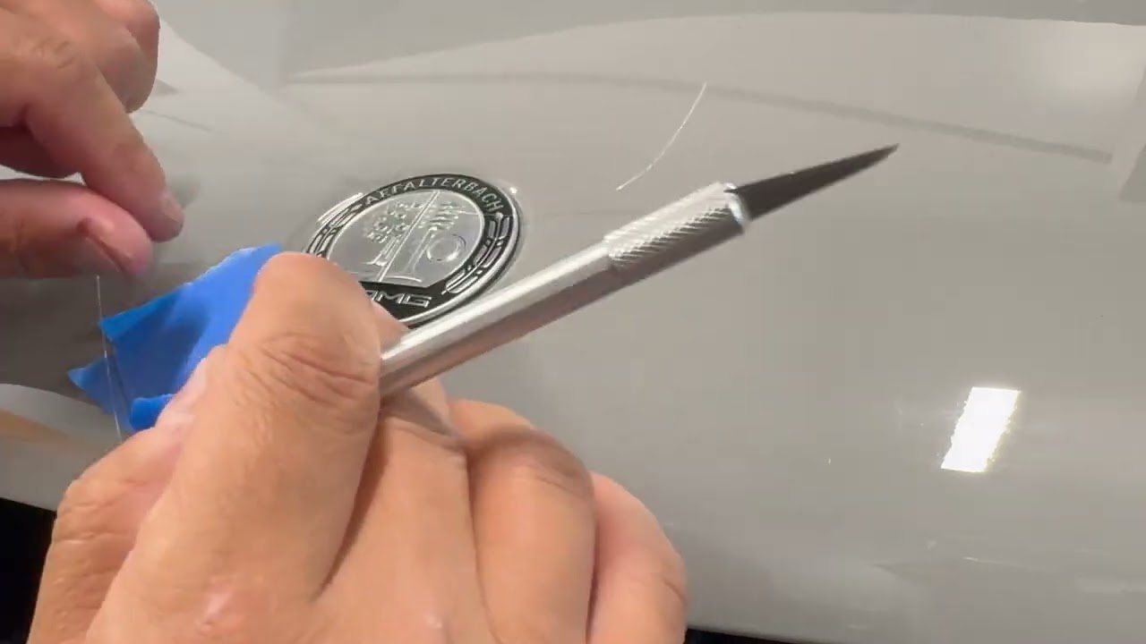 Снятие эмблемы с капота Mercedes-Benz менее чем за 10 минут (новые модели)