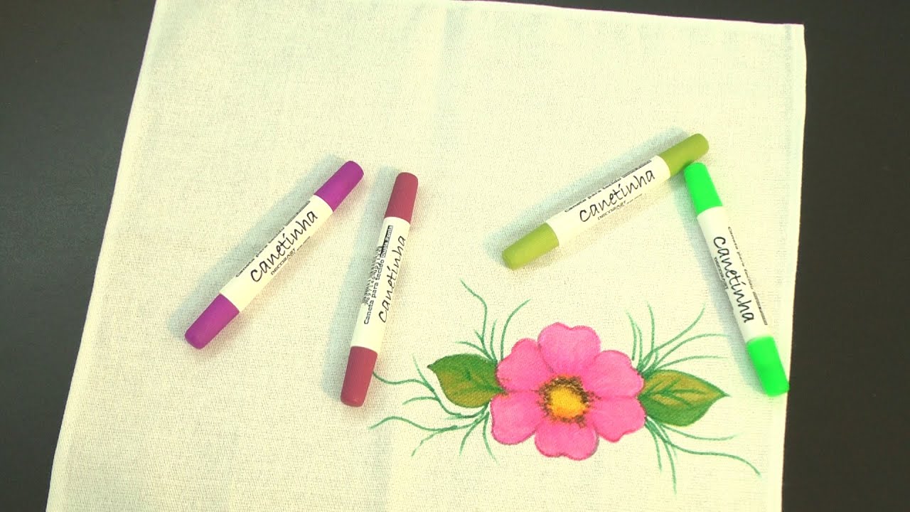 Lucimar Madeira ensina pintar com canetinhas.