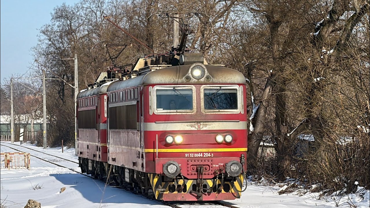 Локомотиви 44 204 и 44 191 със светлинен поздрав през Русе / Locomotives 44 204 and 44 191