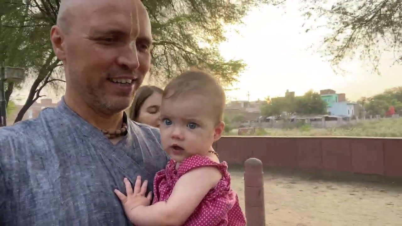 Our morning vlog. Mangala arati, parikrama around Vrindavan. Our wonderful morning!