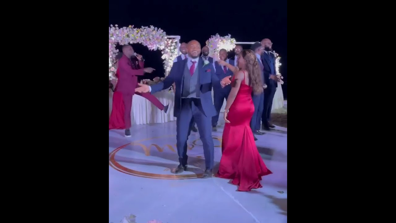 African Wedding dance entry by bride&rsquo;s maiden and groom men / bridal wedding
