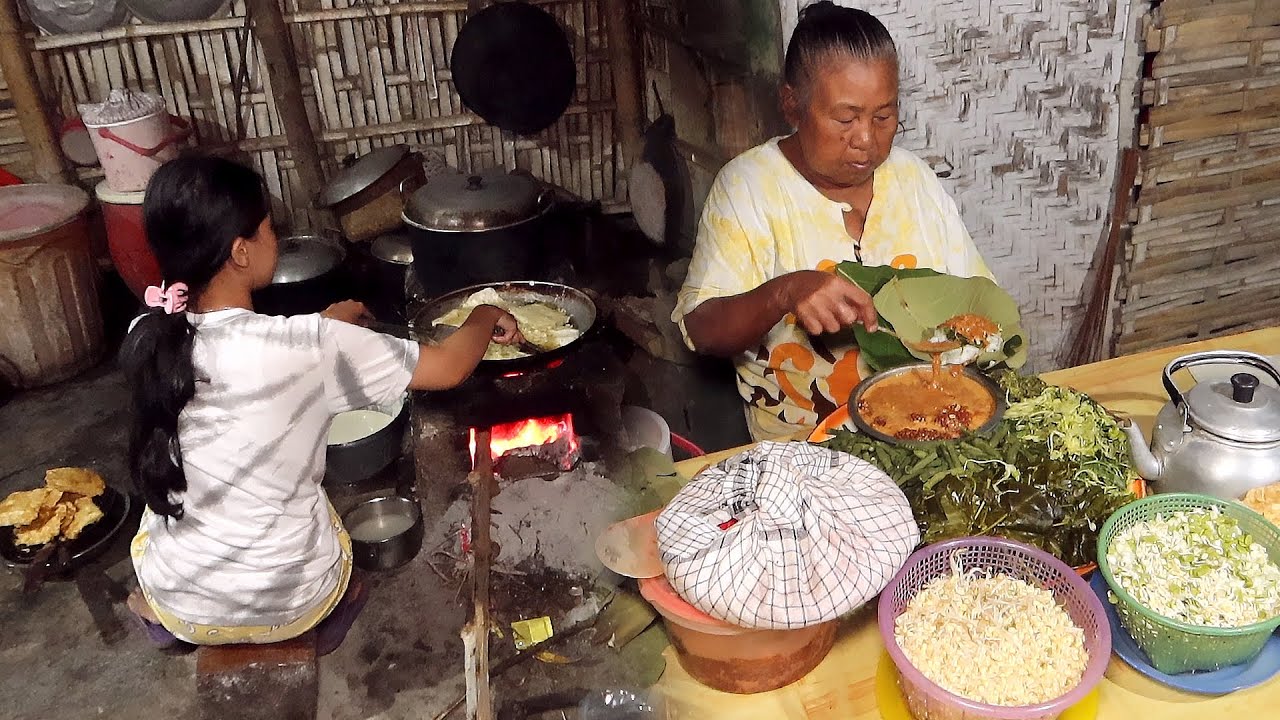 Warung pedesaan Mbah Boiyem, masih pakai tungku kayu dan pincuk godong jati!