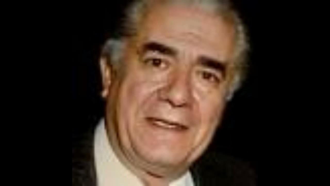 Progetto senza titolo Di Stefano ,insegna a Visconti  e fa sentire una frase,con una voce perfetta!