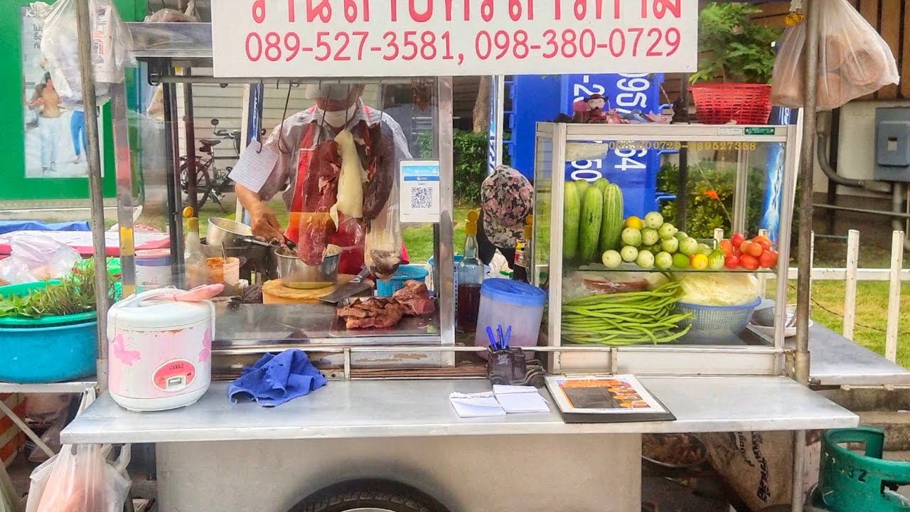 How a popular minced pork salad (laap muu) is prepared on the streets of Bangkok / Thai street food