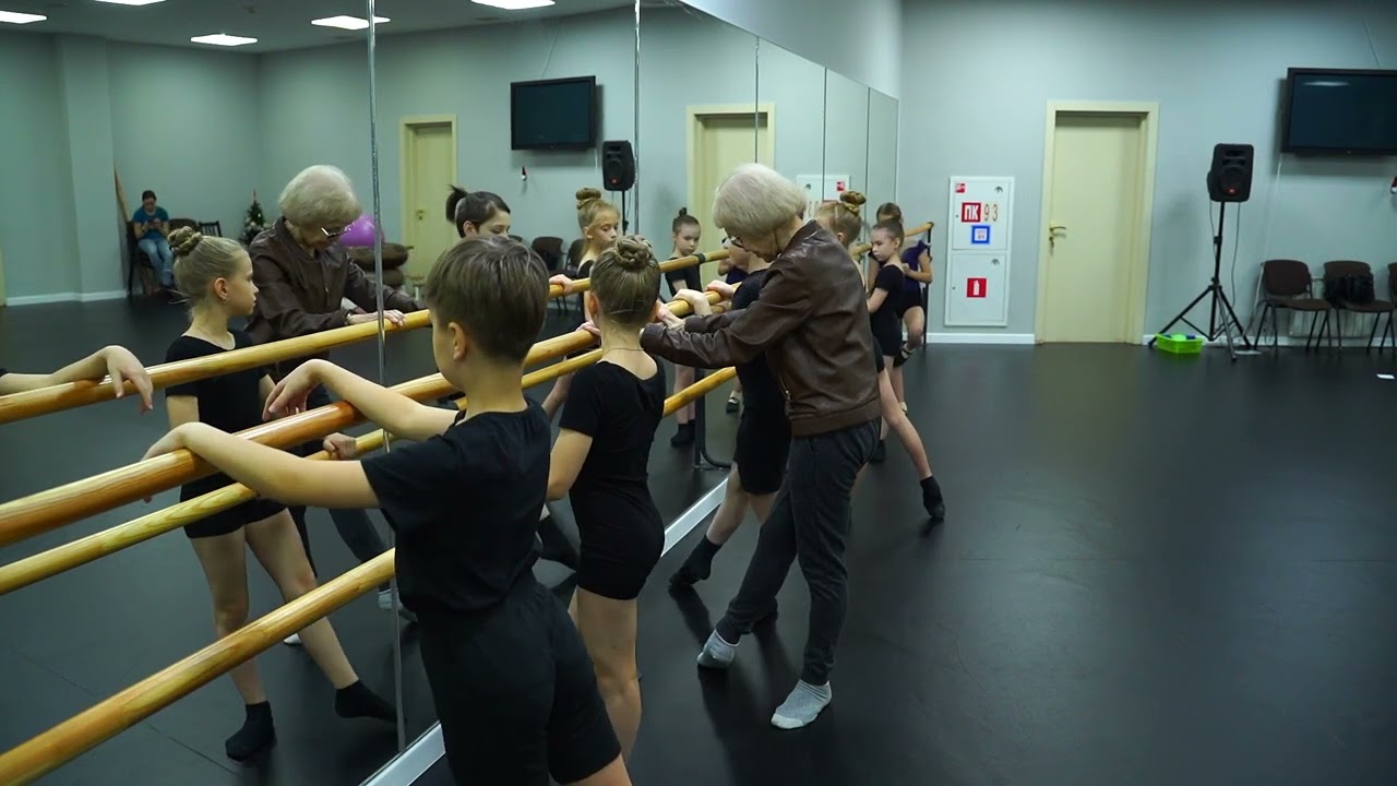 Изучение battement tendu у станка