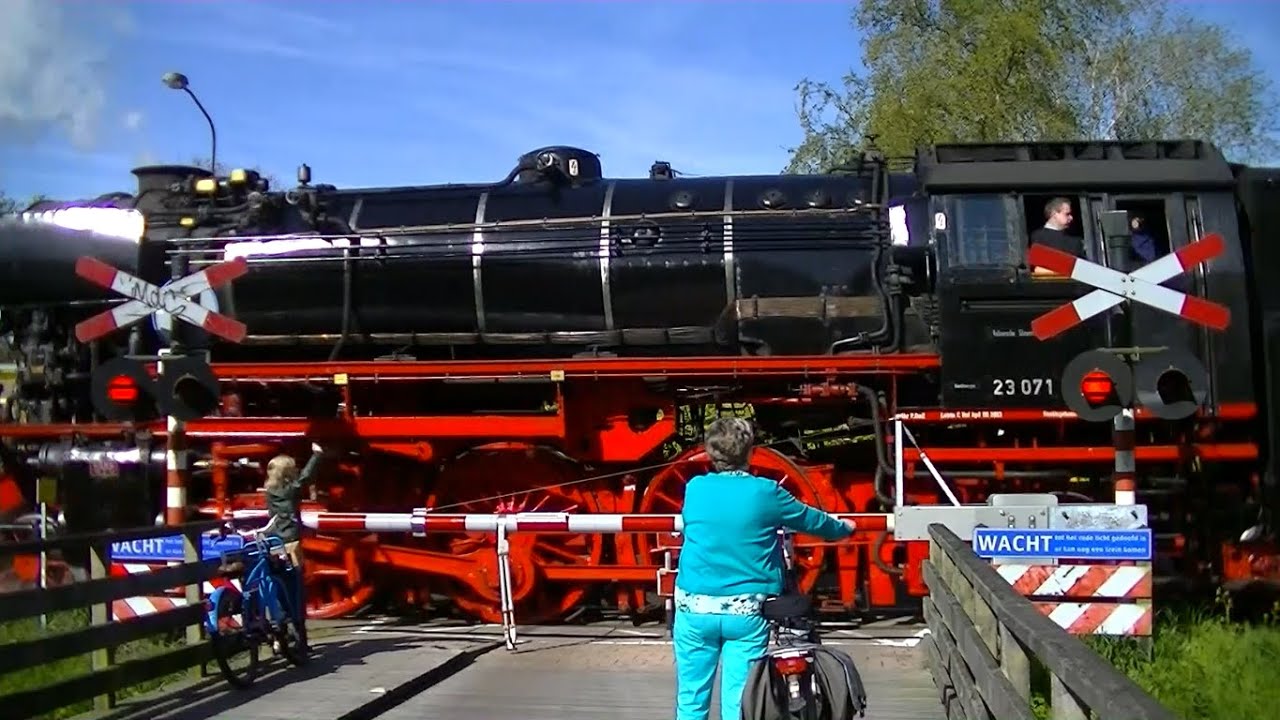 Spoorwegovergang Apeldoorn // Dutch railroad crossing