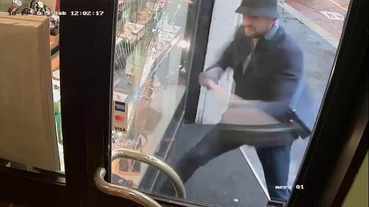 Rapina in pieno giorno a Milano: spacca la vetrina a martellate e porta via i Rolex