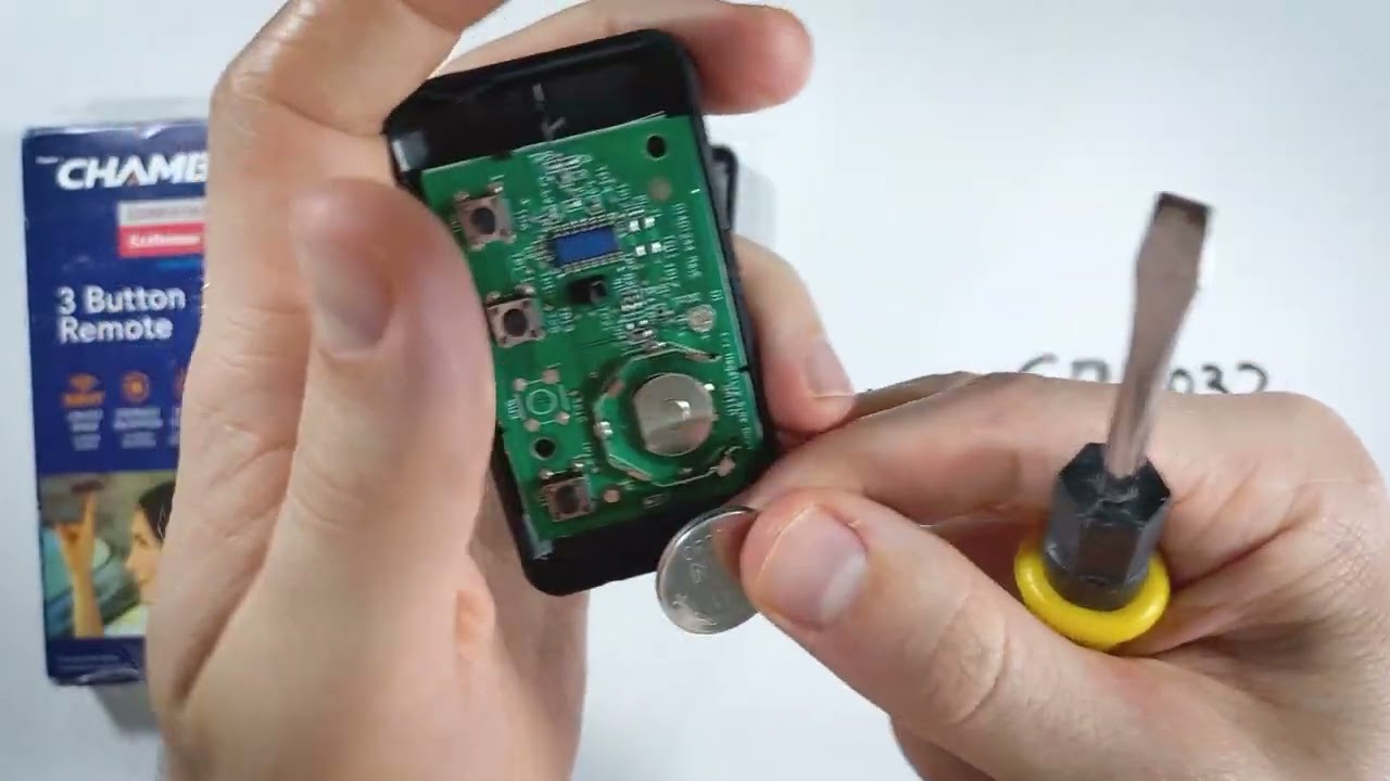 Wymiana baterii w pilocie garażowym Chamberlain 953EV-P2 (CR2032)