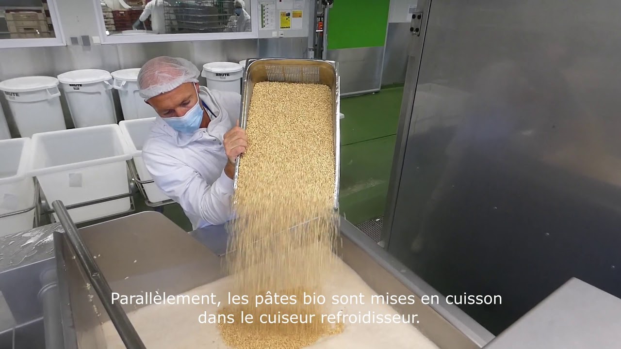Cuisinier &agrave; la cuisine centrale de Bordeaux-M&eacute;rignac