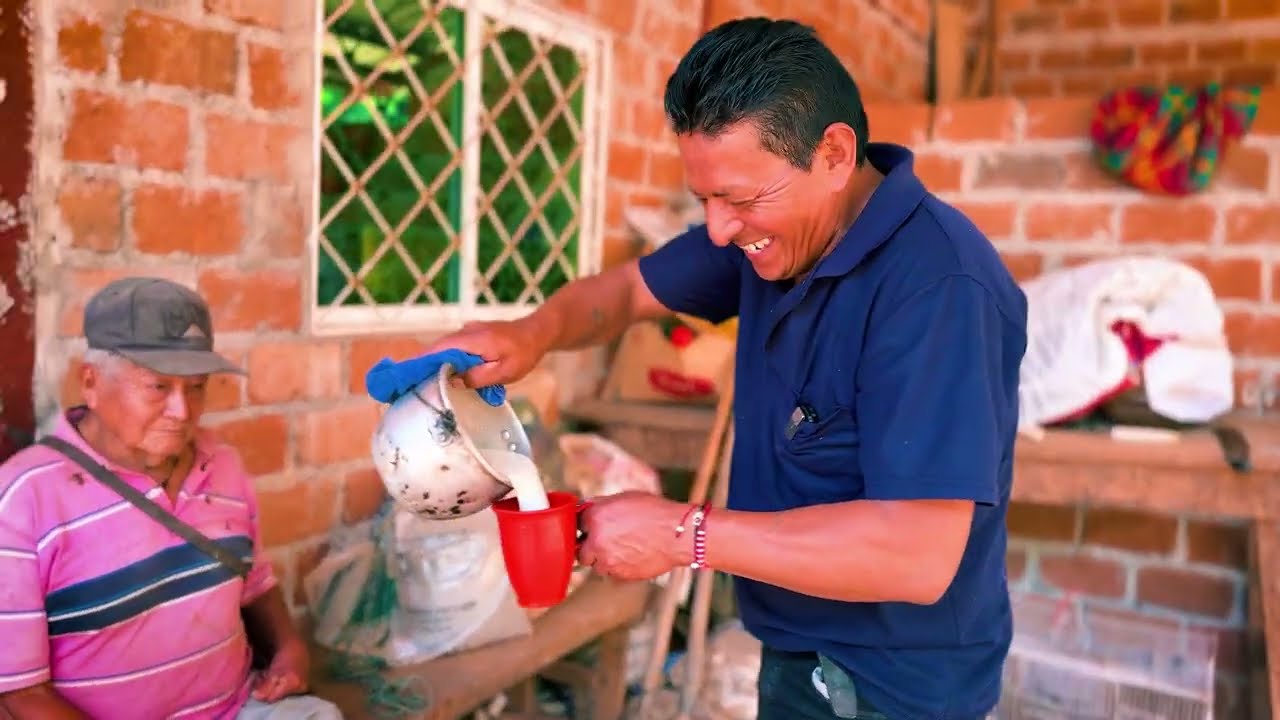 Mis pap&aacute;s salieron ha que les orde&ntilde;ara la vaca reci&eacute;n parida para que les regale calostro