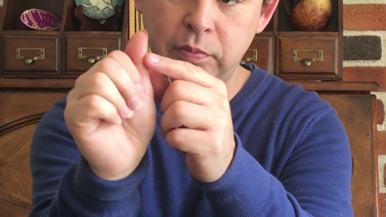 Cinta adhesiva TAPE  en las uñas de los guitarristas. Rafael Elizondo