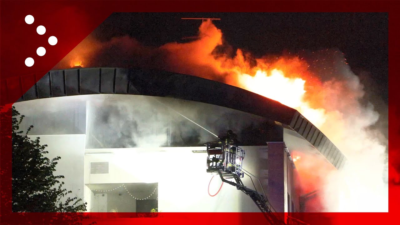 Maxi incendio sul tetto di un palazzo a Milano: complesso intervento dei vigili del fuoco