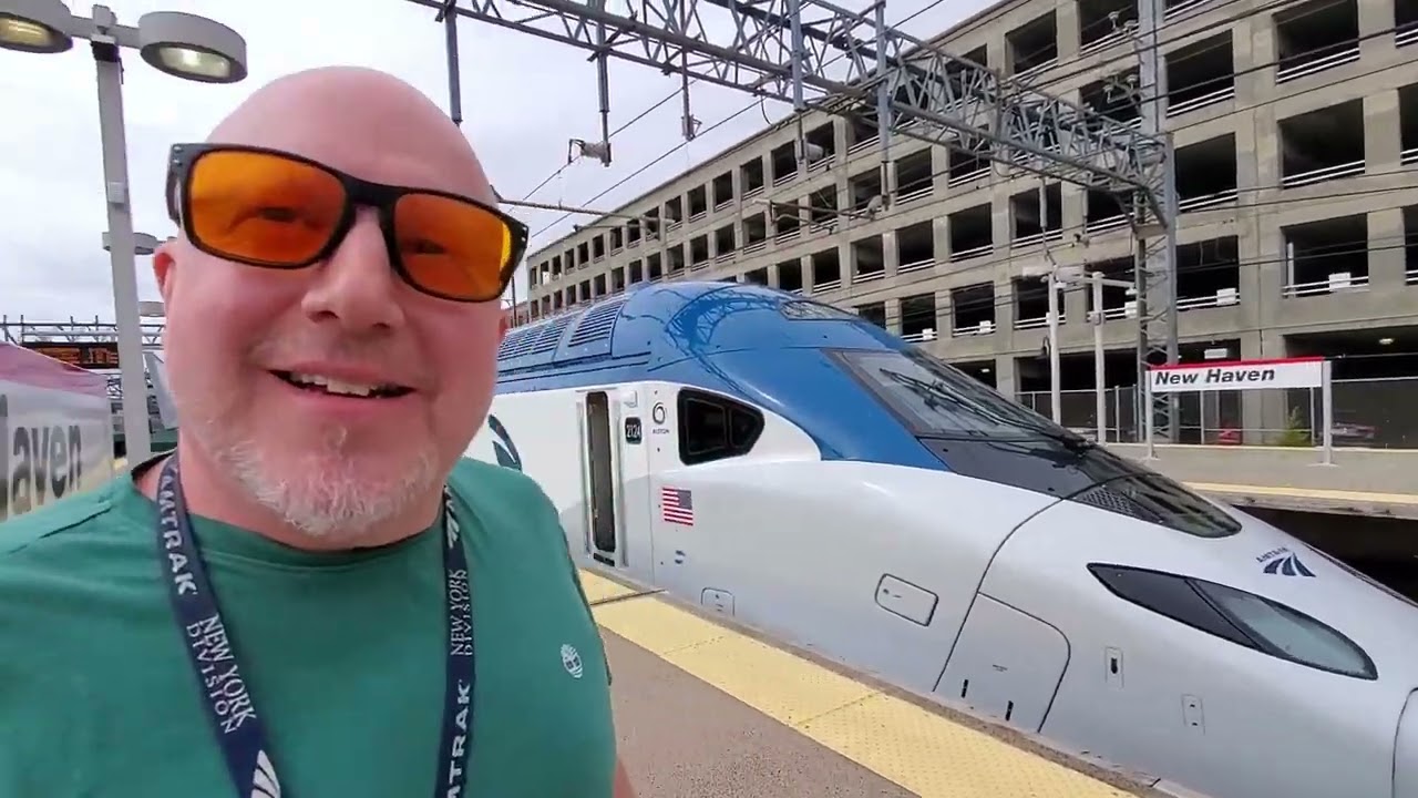 Машинист локомотива Ричард Пьергосси управляет поездом Amtrak NexGen Acela 2154, следовавшим в Бо...