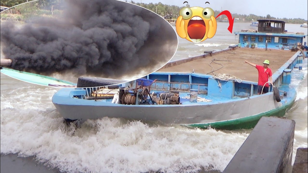 [758] Баржа сбросила страшную черную массу, пройдя через ворота плотины.