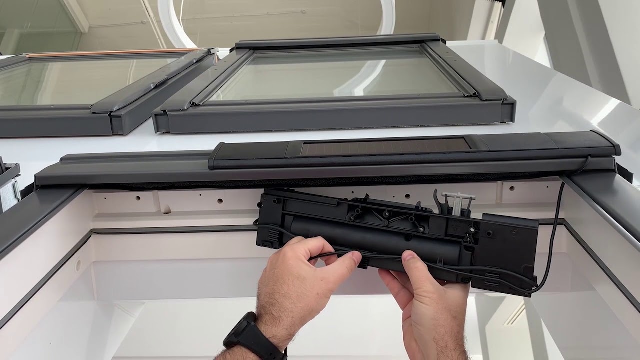 Cum se montează motorul solar KSX 100K la ferestrele de mansardă VELUX  model GGL