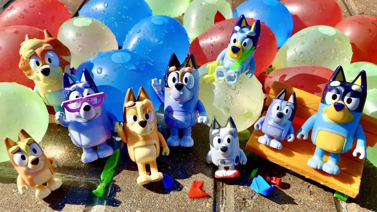 Bluey toy Water Balloons ! Muffin, Socks and Bingo toddlers water fun splash