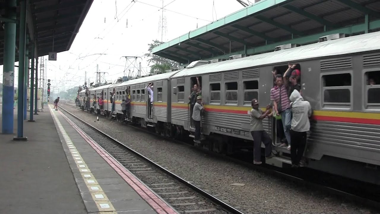 05系とKL3-87系（マンガライ駅） tokyometoro seri05 dan KL3-87 di stasiun manggrai