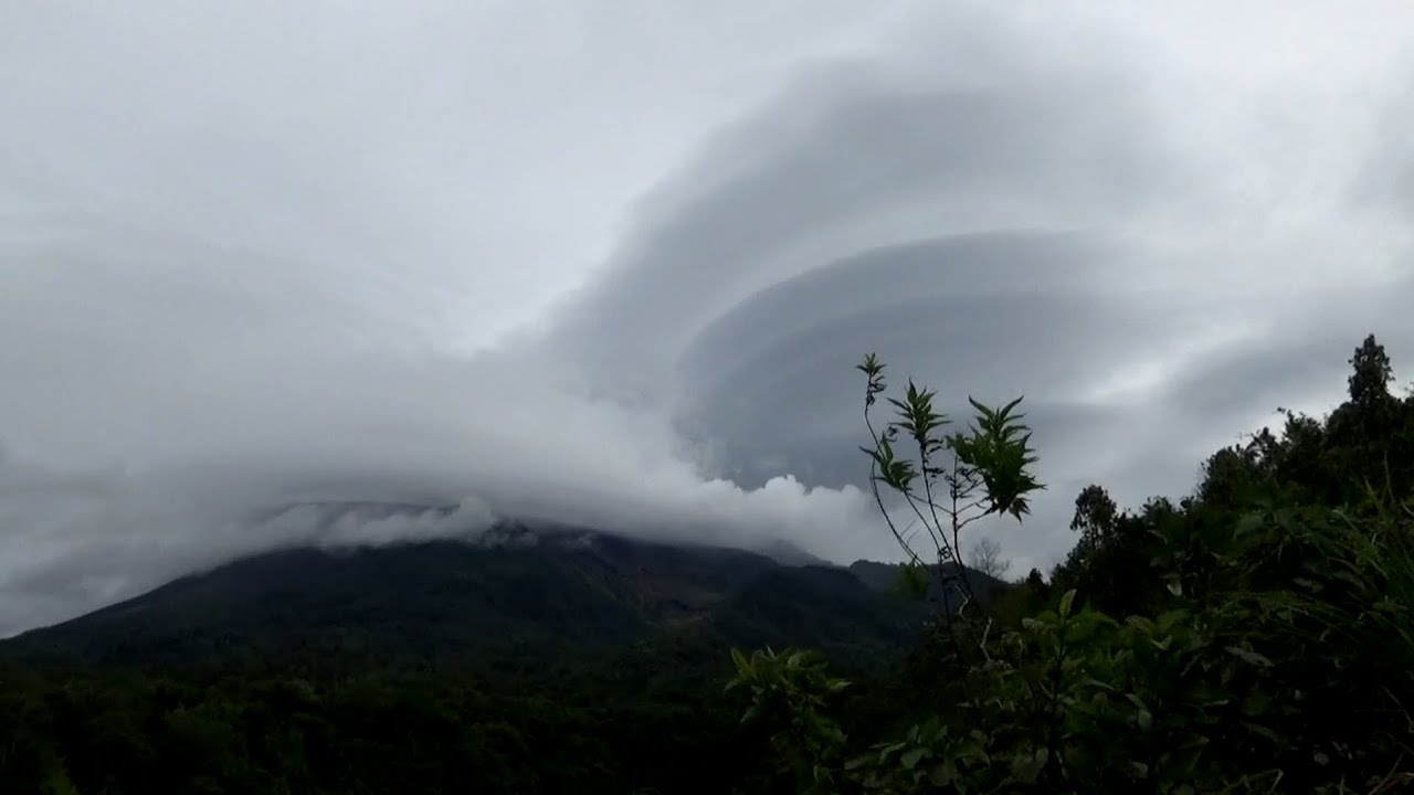 Angin Badai Kepung Puncak Merapi 