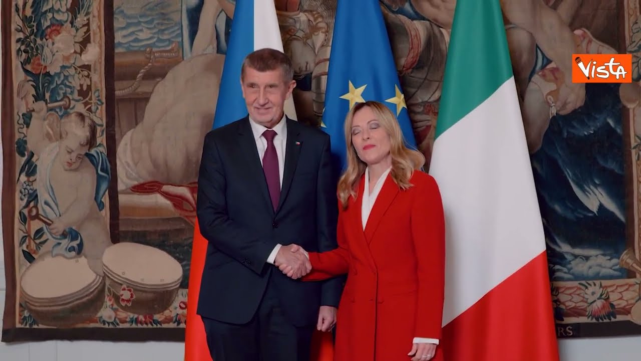 Meloni riceve Babis a Palazzo Chigi, e lui la omaggia con un mazzo di fiori