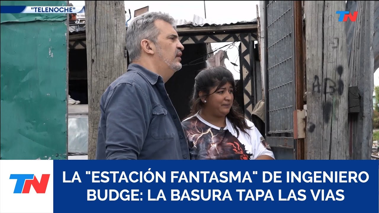 LA ESTACIÓN FANTASMA I Las vías del tren están repletas de basura y el paso a nivel no tiene barrera