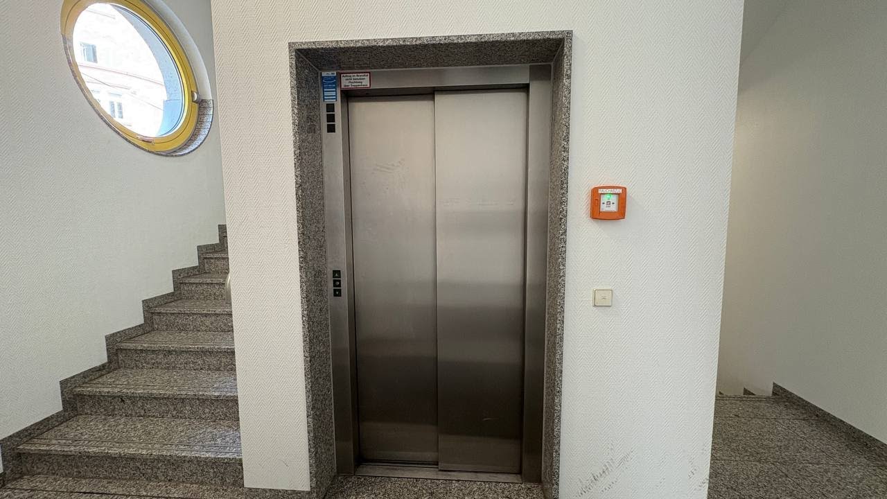 Doorfail! 1996 Thyssen traction Elevator in Jena