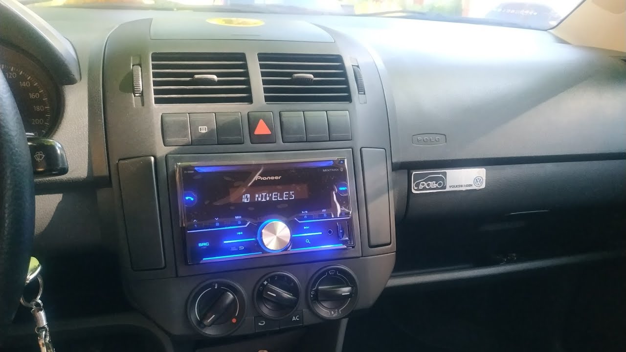 Como desmontar o painel central do polo e Instalação de um rádio 2 Din Pioneer