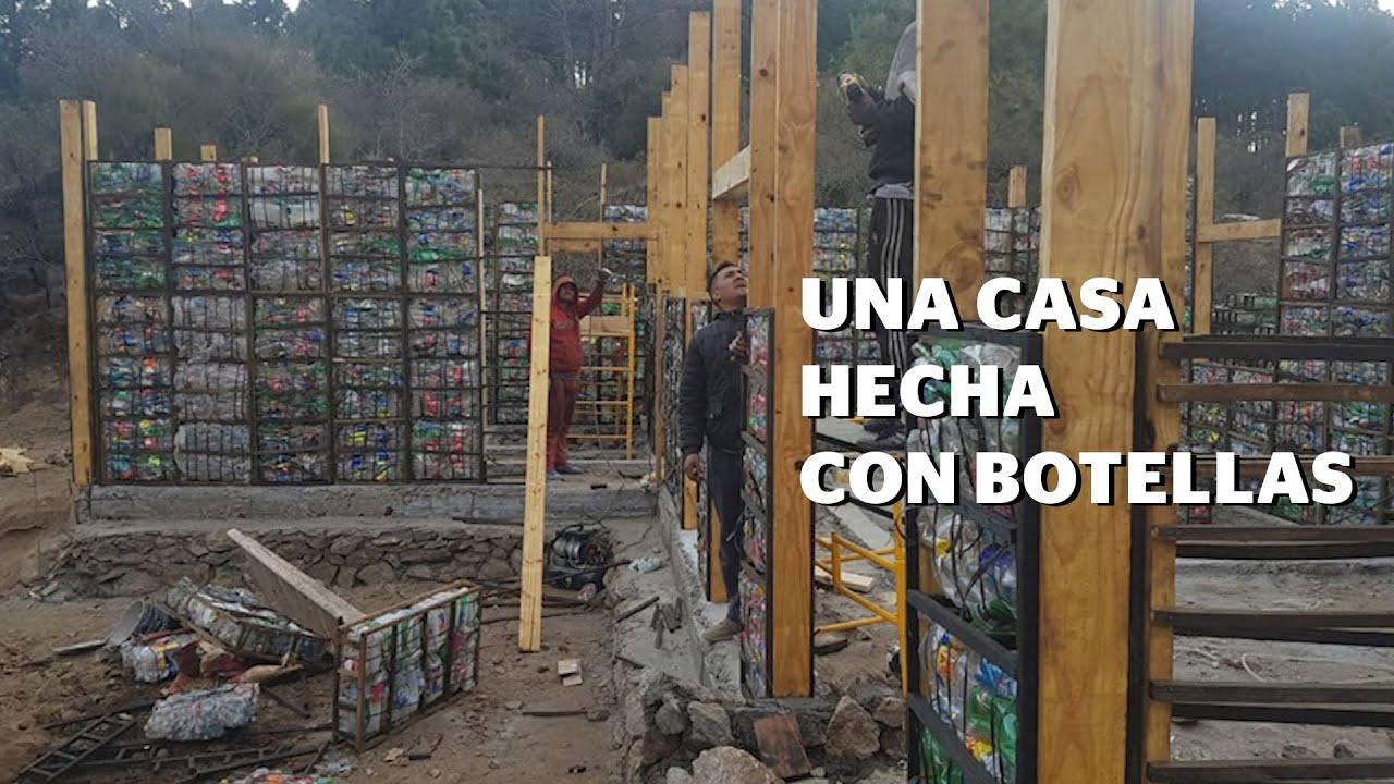 Una casa hecha íntegramente con paredes de botellas