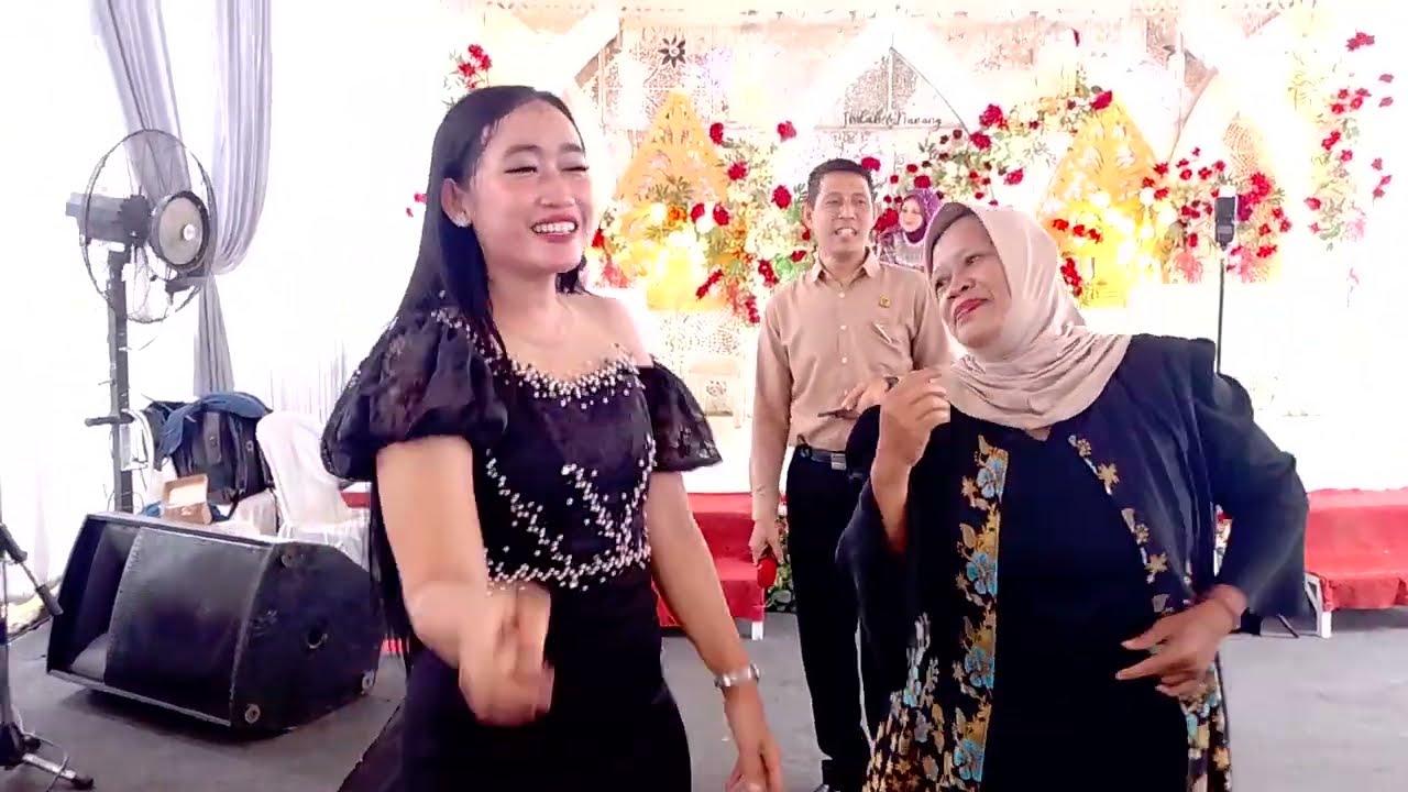 Sisa Sisa Cinta ~ Voc. Riska ~ Satria Music ~ Live Kalitinggar
