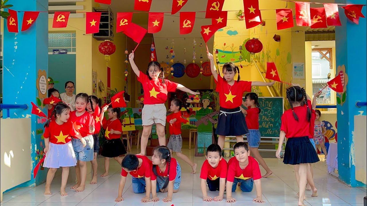 Trường Mầm non Phú Trinh chào mừng lễ 30/4 (cơ sở 2)