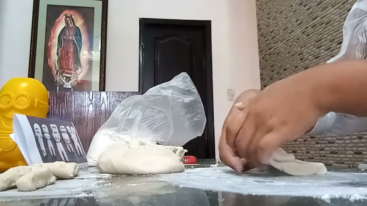 Haciendo esculturas de la cultura Valdivia hechas con arcilla casera.