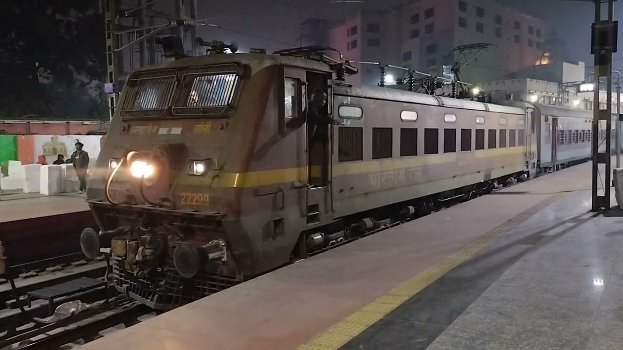 Kamayani Express Departing Varanasi