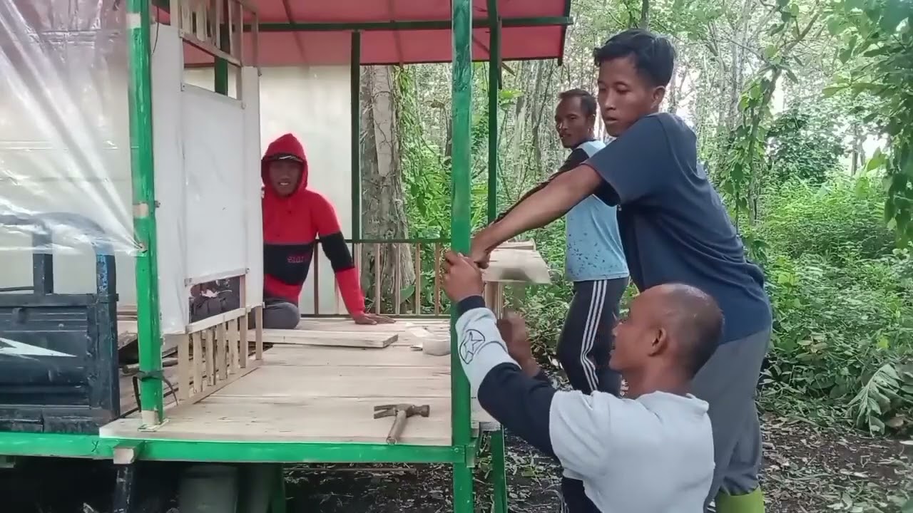 Membangun shelter sederhana tempat berlindung semalaman tidur nyenyak menikmati alam malam hutan 