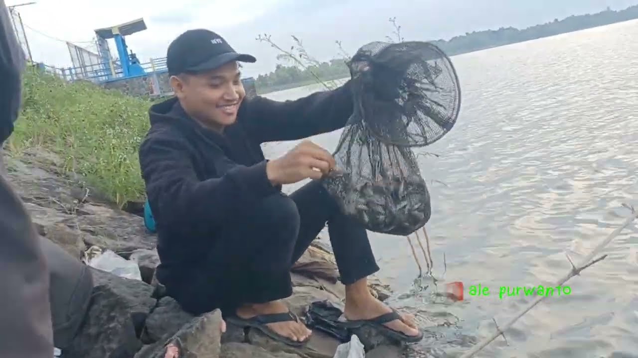 Mencoba menjelajahi semua spot mancing di pesisir waduk ketro di saat badai melanda