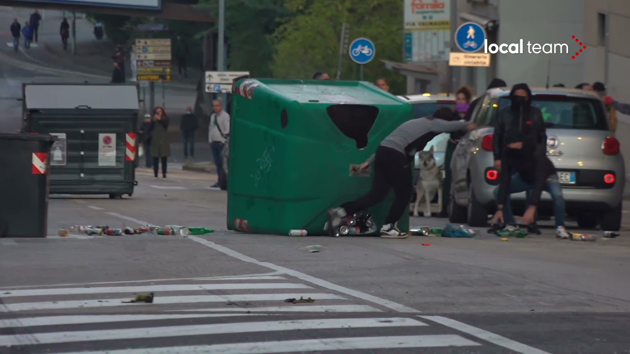 Idranti e cassonetti rovesciati: Trieste, continua la protesta
