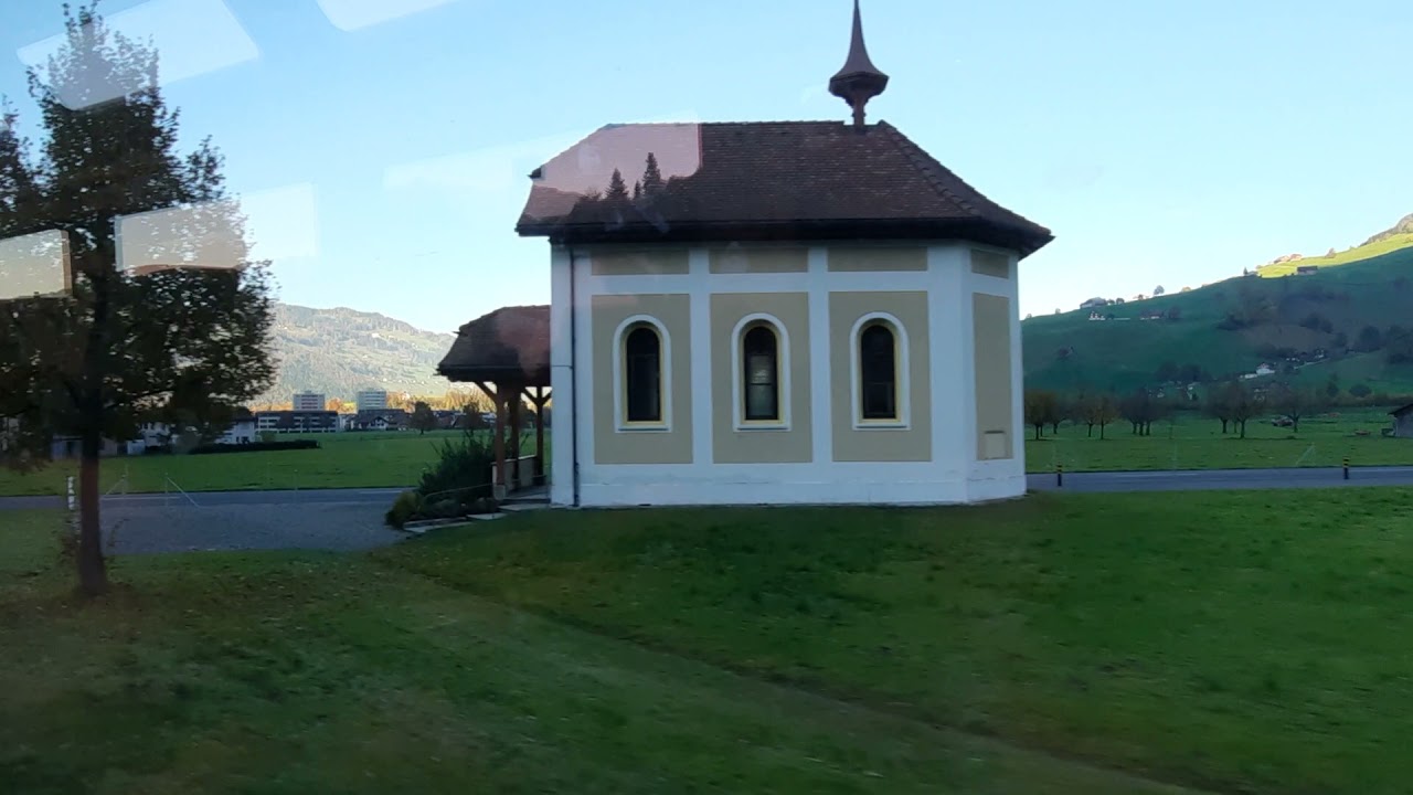 Zentralbahn zb / Mitfahrt zwischen Engelberg OW und Luzern Allmend / Messe Fensterposition / Herbst