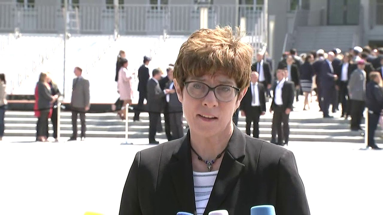 VERTEIDIGUNGSMINISTERIN: Von der Leyen geht, Kramp-Karrenbauer kommt