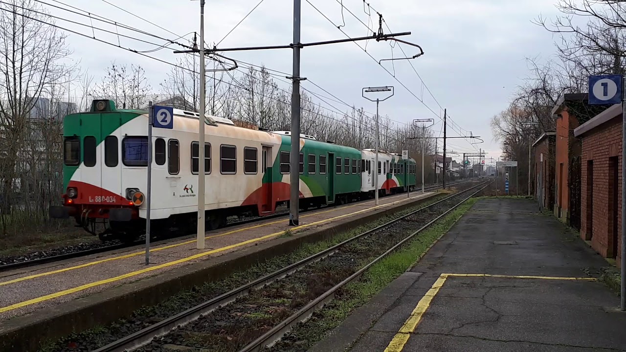 Automotrici ATR 220 028 e Aln 668 014 + Ln 880 034 FER in partenza da Alfonsine