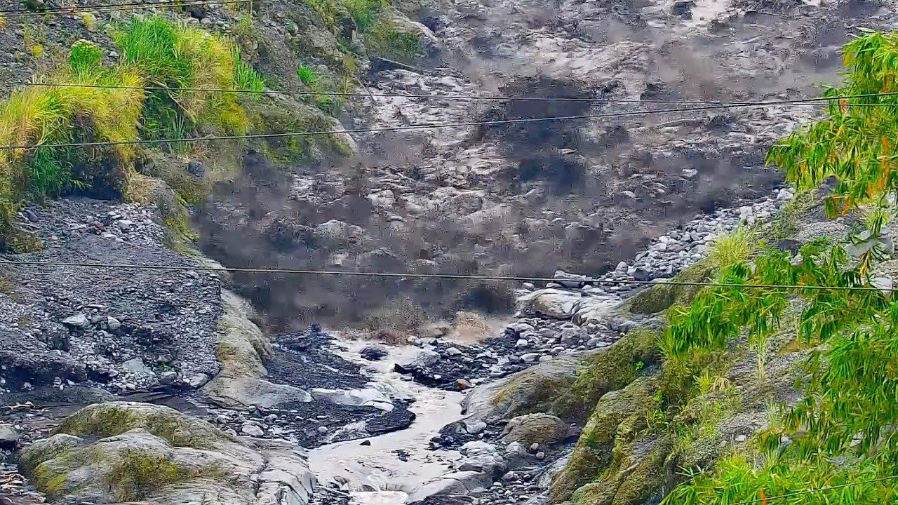 Large Lahar / Flash Flood Races Down Semeru Volcano&rsquo;s Riverbed &ndash; Nov 7, 2025