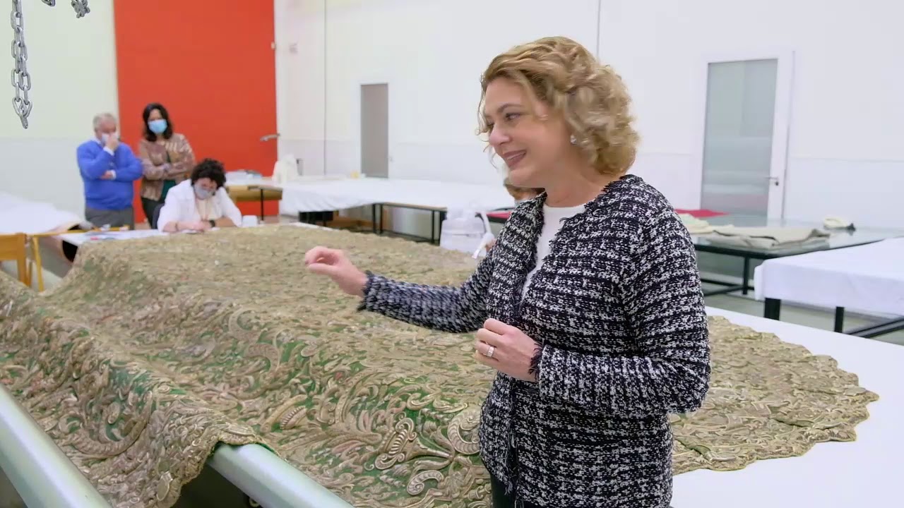 La restauración del manto de la Coronación de la Macarena devuelve la luz a una pieza única