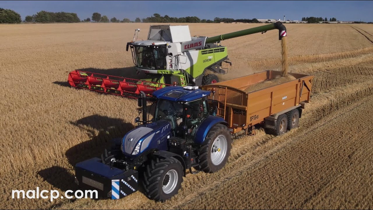 Harvest 2022: Claas Lexion 750 with Vario 930 header cutting barley in Hollesley, Suffolk