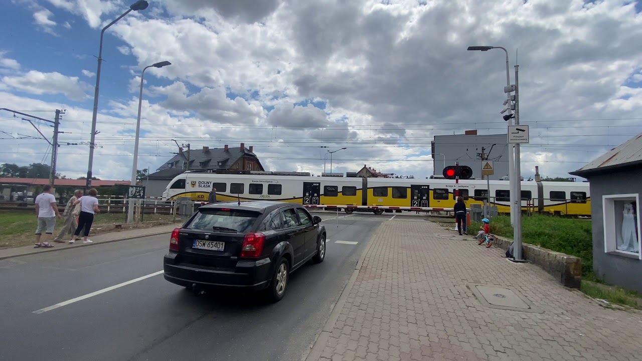 Żarów, ul. Armii Krajowej, przejazd kolejowy z dziwną sygnalizacją i stacja, Railway crossing, [4K]