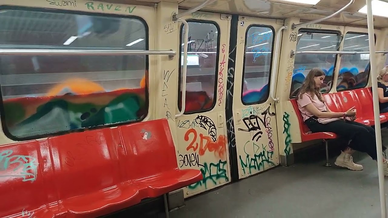 Bucuresti metro graffiti linka - M4 😬😠, Linia de graffiti metrou Bucuresti - M4 😬😠.
