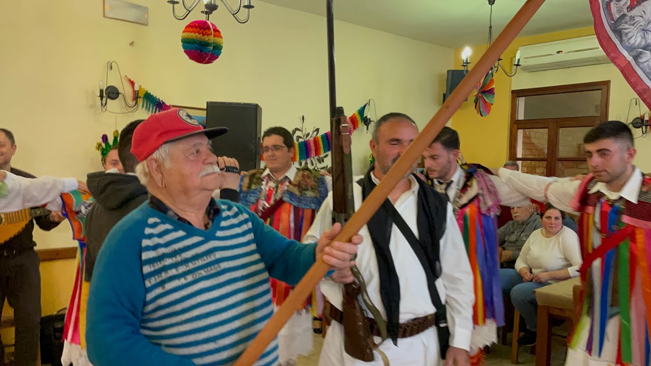 ΝΑΞΟΣ: ΤΟΥΦΕΚΙΑ ΒΙΟΛΙΑ ΚΑΙ ΑΦΘΟΝΟ ΚΕΦΙ ΟΙ «ΛΕΒΕΝΤΕΣ»ΚΟΡΔΕΛΑΔΕΣ ΤΩΝ ΜΕΛΑΝΩΝ ΣΤΟ ΚΟΥΡΟΥΝΟΧΩΡΙ