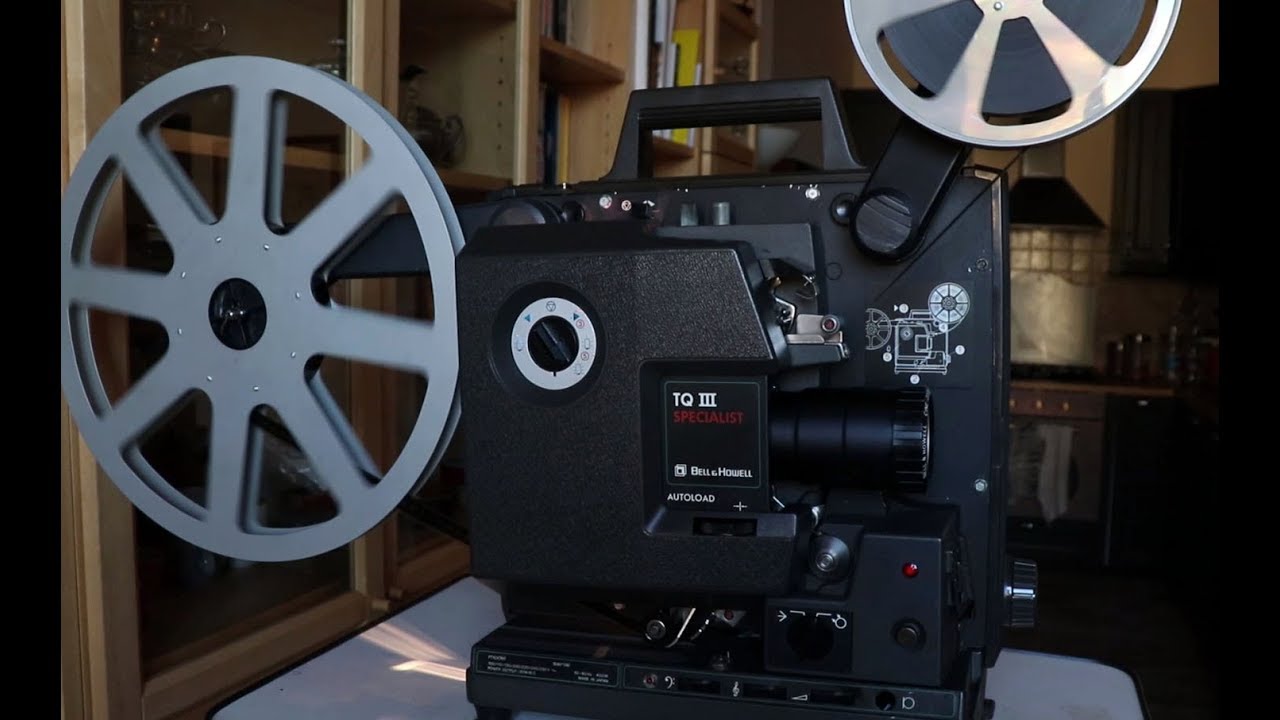 Proiettore 16 MM Bell & Howell 1698 mentre proietta il corto 