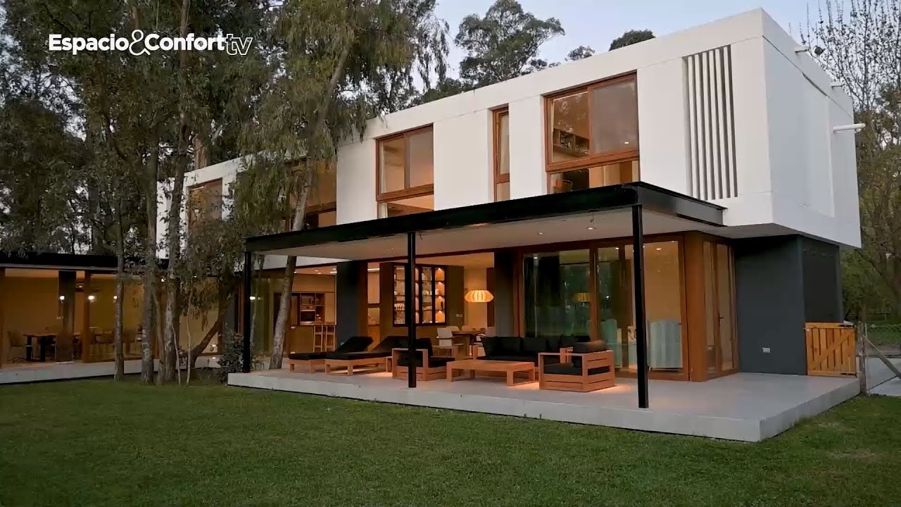 Casa en City Bell: Un diálogo entre arquitectura y naturaleza
