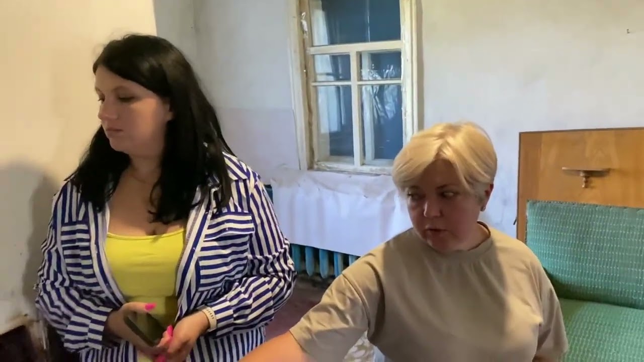 Бюджетный домик в селе с документами,не за все деньги мира! Свет,два гаража,почти с отоплением!