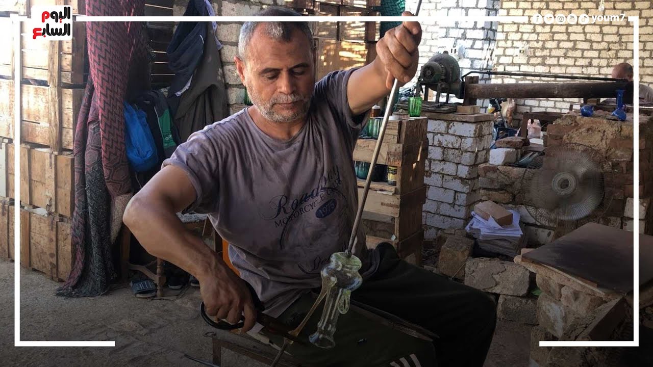 حرفة تاريخية تتحدى الآلة بالأفران البلدية.. هنا ورشة تصنيع وتشكيل الزجاج يدويًا بالجيزة